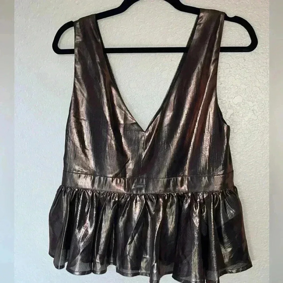 GUESS Los Angeles  Metallic Sleeveless blouse  SIZE LARGE- FITS LIKE MEDIUM - Picture 6 of 9